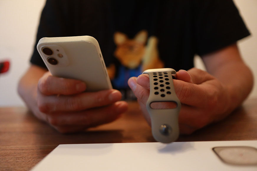 Часы Apple Watch 8 рядом с iPhone.